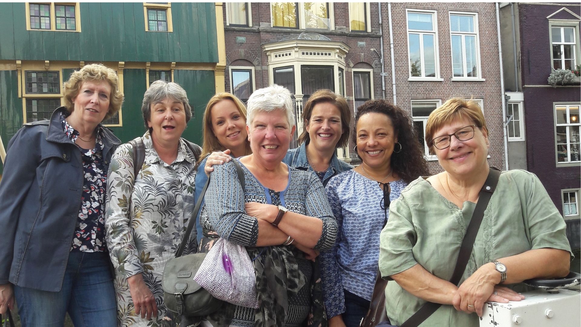 Groepsfoto voor het Huis met de Kogel tijdens Stadswandeling Alkmaar
